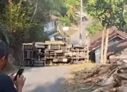 Truk Bermuatan Batu Terguling di Tanjakan Plelen Kulon Progo, Arus Lalu Lintas Sempat Tersendat 11 Truk Bermuatan Batu Terguling di Tanjakan Plelen Kulon Progo Arus Lalu Lintas Sempat Tersendat