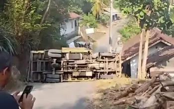 Truk Bermuatan Batu Terguling di Tanjakan Plelen Kulon Progo, Arus Lalu Lintas Sempat Tersendat 4 Truk Bermuatan Batu Terguling di Tanjakan Plelen Kulon Progo Arus Lalu Lintas Sempat Tersendat