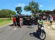 Truk Terguling di Pracimantoro Wonogiri Diduga Dipicu Ban Pecah Sebagian Jalan Sempat Lumpuh