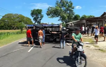 Truk Terguling di Pracimantoro Wonogiri Diduga Dipicu Ban Pecah Sebagian Jalan Sempat Lumpuh