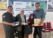 Warga Tanjung Sari Lampung Selatan Terima Bantuan Alat Sekolah dan Kursi Roda dari STIS Bogor Kemensos