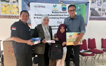 Warga Tanjung Sari Lampung Selatan Terima Bantuan Alat Sekolah dan Kursi Roda dari STIS Bogor Kemensos