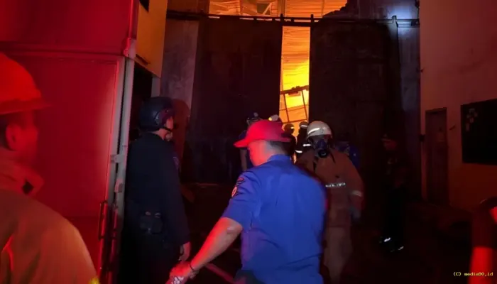 Brimob Polda Metro Bantu Padamkan Kebakaran Tiga Gudang di Tangerang