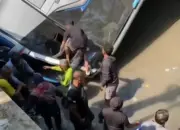 Bus Sugeng Rahayu Masuk Sungai di Nganjuk Setelah Bertabrakan dengan Truk Fuso, Sejumlah Penumpang Terluka 12 Bus Sugeng Rahayu Masuk Sungai di Nganjuk Setelah Bertabrakan dengan Truk Fuso, Sejumlah Penumpang Terluka