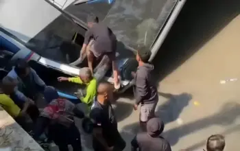 Bus Sugeng Rahayu Masuk Sungai di Nganjuk Setelah Bertabrakan dengan Truk Fuso, Sejumlah Penumpang Terluka 5 Bus Sugeng Rahayu Masuk Sungai di Nganjuk Setelah Bertabrakan dengan Truk Fuso, Sejumlah Penumpang Terluka