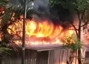 Gudang Onderdil di Tajurhalang Bogor Terbakar, Asap Hitam Membumbung Tinggi 16 Gudang Onderdil di Tajurhalang Bogor Terbakar Asap Hitam Membumbung Tinggi