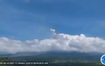 Gunung Semeru Kembali Erupsi Hari Ini Abu Vulkanik Membumbung 800 Meter dan Warga Diminta Waspada