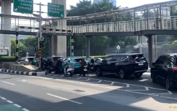 Lalu Lintas Kuningan Menuju Tendean Macet Akibat Pembongkaran JPO yang Ditabrak Truk