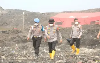 Polisi Perketat Patroli Rumah Warga Sekitar TPA Jatiwaringin yang Ditinggal Mengungsi 8 Polisi Intensif Patroli Amankan Rumah Warga Sekitar TPA Jatiwaringin yang Ditinggal Mengungsi