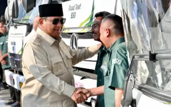 Momen Prabowo Berdialog dengan Sopir Truk Saat Tinjau Pengisian B50 di KM 57 Cikampek 3 Prabowo Berdialog dengan Sopir Truk Saat Meninjau Uji Coba B50 di KM 57 Cikampek