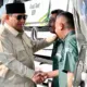 Momen Prabowo Berdialog dengan Sopir Truk Saat Tinjau Pengisian B50 di KM 57 Cikampek