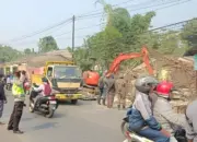 40 Bangunan Liar di Atas Drainase Parung Bogor Dibongkar, Saluran Air Dikembalikan Fungsinya 14 Sebanyak 40 Bangunan Liar di Atas Drainase Parung Bogor Dibongkar Petugas