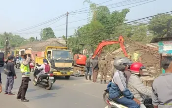 40 Bangunan Liar di Atas Drainase Parung Bogor Dibongkar, Saluran Air Dikembalikan Fungsinya 7 Sebanyak 40 Bangunan Liar di Atas Drainase Parung Bogor Dibongkar Petugas