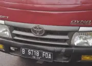 Truk Mogok di Depan Polda Metro Jaya, Petugas Lakukan Evakuasi dengan Derek 11 Truk Mogok Hambat Arus Lalu Lintas di Depan Polda Metro Jaya Masih Diderek