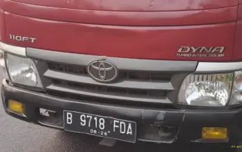Truk Mogok di Depan Polda Metro Jaya, Petugas Lakukan Evakuasi dengan Derek 4 Truk Mogok Hambat Arus Lalu Lintas di Depan Polda Metro Jaya Masih Diderek