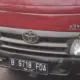 Truk Mogok di Depan Polda Metro Jaya, Petugas Lakukan Evakuasi dengan Derek
