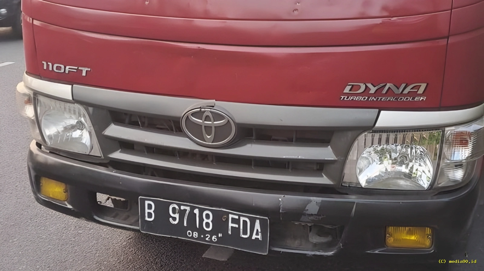 Truk Mogok Hambat Arus Lalu Lintas di Depan Polda Metro Jaya Masih Diderek